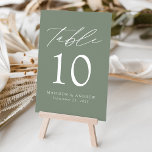 Modern Elegant Sage Grönt Bröllop Bordsnummer<br><div class="desc">Trendig, minimalistiskt kort för bröllop-bordsnummer med vit, modern stil med "Bord" i ett modernt kalligrafiskt skript. Utformningen har en sidbakgrund eller en valfri färg-bakgrund för grönten. Utformningen upprepas på baksidan. Så här beställer du korten för bord: lägg till ditt namn, datum för bröllop och bordsnummer. Lägg till varje nummer i...</div>