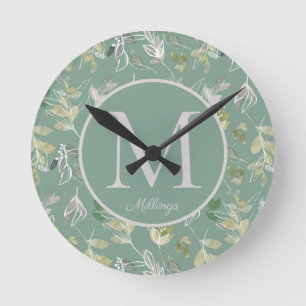 Modern Elegant Sage Grönt Silver Löv Monogram Rund Klocka