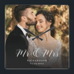 Modern Elegant Script Bröllop Photo Newlyed Chic  Fyrkantig Klocka<br><div class="desc">Den här eleganten av anpassningsbar-fotoväggklockan blir en vacker keepy för din bröllopsdag! Den unika kalligrafin lyder " Herr och fru" vid er egen familj namn. Lägg till ditt favoritfoto från bröllop och gör det till en perfekt för nyfödda,  en årsdag eller en nyhet!</div>