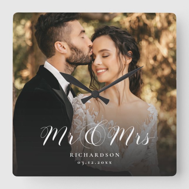Modern Elegant Script Bröllop Photo Newlyed Chic  Fyrkantig Klocka (Framsida)