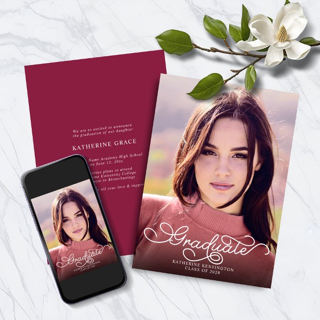 Modern Elegant Script Burgundy Photo Studenten Meddelande (Modern Elegant Script Burgundy Photo Graduation Announcement with Instant Download Option)