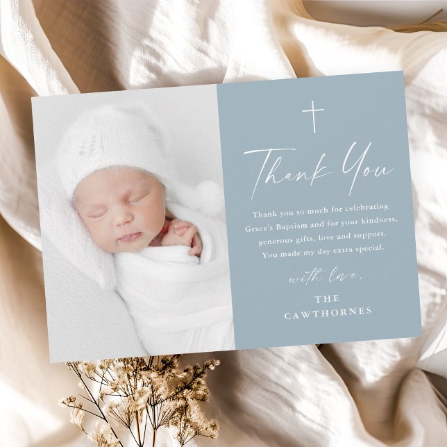 Modern Elegant Script Damblå Foto Dop Tack Kort (Modern elegant script dusty blue boys photo baptism thank you cad.)