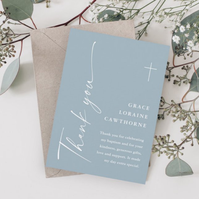 Modern Elegant Script Damblå Pojkars Dop Tack Kort (Modern Script Dusty Blue Boys Baptism Thank You Cards.)