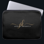 Modern Elegant Script Monogram Initialer Black Gul Laptop Fodral<br><div class="desc">Personlig modernt laptop sleeve med ett enkelt, handskrivet kalligrafskript i elegant initialer eller monogram och namn i guld och vitt mot en redigerbar svart bakgrund för en snyggt eller professionell. ÄNDRINGAR: Ändra bakgrunden till färg, välj en formaterad bildbakgrund eller ändra textteckensnittet stil, färg, storlekt och placerat genom att klicka på...</div>