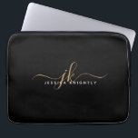 Modern Elegant Script Monogram Initialer Black Gul Laptop Fodral<br><div class="desc">Personlig modernt laptop sleeve med ett enkelt, handskrivet kalligrafskript i elegant initialer eller monogram och namn i guld och vitt mot en redigerbar svart bakgrund för en snyggt eller professionell. ÄNDRINGAR: Ändra bakgrunden till färg, välj en formaterad bildbakgrund eller ändra textteckensnittet stil, färg, storlekt och placerat genom att klicka på...</div>