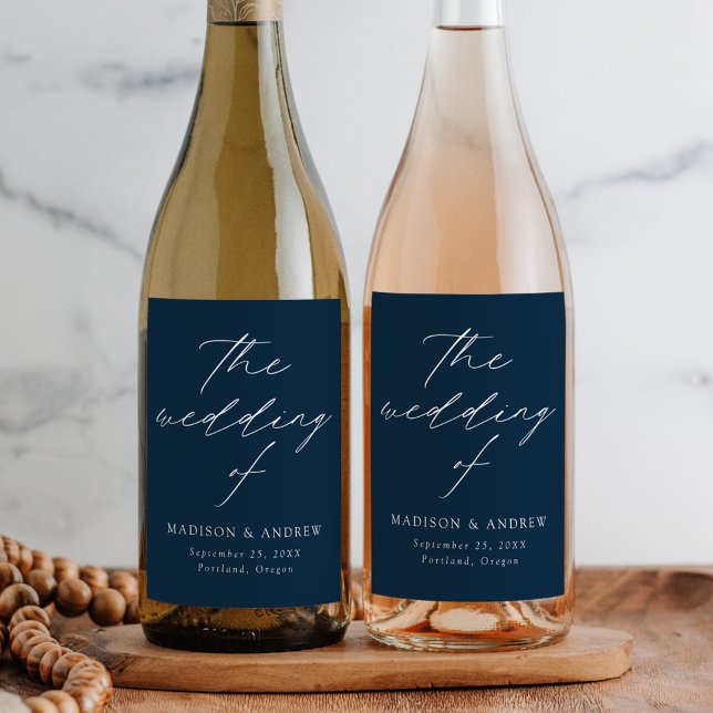 Modern Elegant Script Navy Bröllop Vinflaska Etikett (Skapare uppladdad)