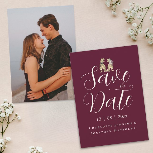 Modern Elegant Script Photo Funny Dinosaur Bröllop Spara Datumet (Modern photo funny dinosaur bride and groom burgundy and cream wedding save the date T-Rex dino fun)