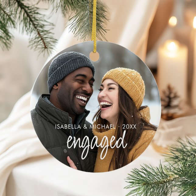 Modern Elegant Script-skript - ett par foto Julgransprydnad Keramik (Modern and simple engaged couple personalized photo hanging ornament with names and date)