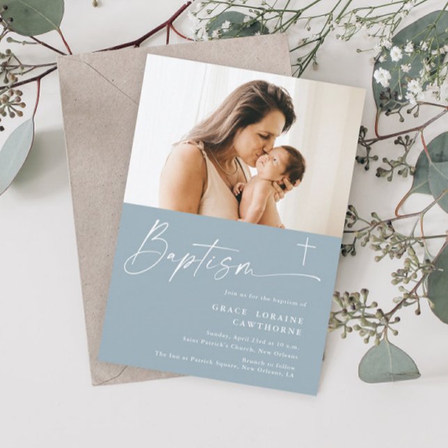 Modern Elegant Skrift Blå Pojkar Foto Dop Inbjudningar (Modern Elegant Script Photo Baptism Invitation.)
