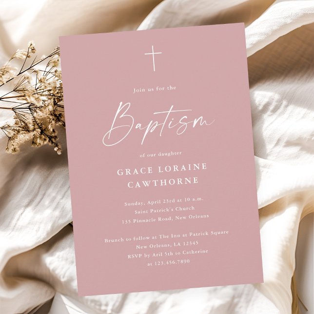 Modern Elegant Skrift Damigpink Flickor Dop Inbjudningar (Modern elegant script dusty pink girls baptism invitation.)