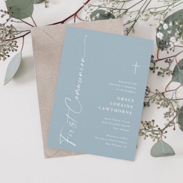 Modern Elegant Skrift Dustig Blå Första Kommunion Inbjudningar (Modern script dusty blue boho first communion invitations.)