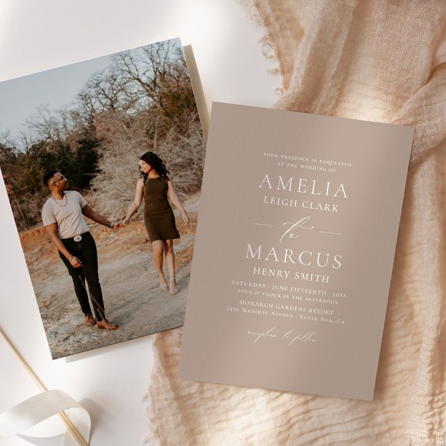 Modern Elegant Skrift Ljus Taupe Bröllop Inbjudningar (This elegant light taupe invitation features a modern script and a custom photo back.)