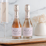 Modern Elegant-skript Lavender Bröllop Tack<br><div class="desc">Den moderna bröllop-champagneetiketten innehåller frasen "tack" som visas i ett elegant svart kalligrafiskt skript på en ljuslavendel lila. Anpassa lila champagneetiketter med din namn och bröllop-dejt. Det enkla bröllop-tacket du märker är perfekt till använda för bröllopsreceptioner,  repetitionsmiddagar och förlovningsfester.</div>