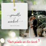 Modern Elegant skript Minimal Guld Heart Bröllop Julgransprydnad Keramik<br><div class="desc">Modern bröllop-prydnad med dina egna namn i elegant manusar snabbt kalligrafi bredvid ett tryckt guld-hjärta och datum för firande. På baksidan finns plats för ditt favoritfoto av nultialerna. Detta är den minimalistiska svartvita versionen. Underbara nyckelgåvor för nya lyweds!</div>