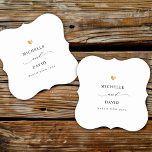 Modern Elegant skript - minimalt Guld-bröllopsstöd Underlägg Papper<br><div class="desc">Modern bröllopsfest är papper underlägg med dina egna namn i elegant med snabb manusbildning,  parets namn och firande. Detta är den minimalistiska svartvita versionen med en gyllene hjärtedetalj. Underbar även för möhippor,  förlovningar eller möhippor.</div>