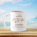 Modern Elegant-skript Ro Guld Lycklig Pension Två-Tonad Mugg<br><div class="desc">Modern Lycklig Pension mugg. Anpassa med ditt eget namn och ytterligare 1 eller 2 linjer anpassningsbar text samt alternativet att ändra färg på insidan av mugg. Det är ro guld.</div>