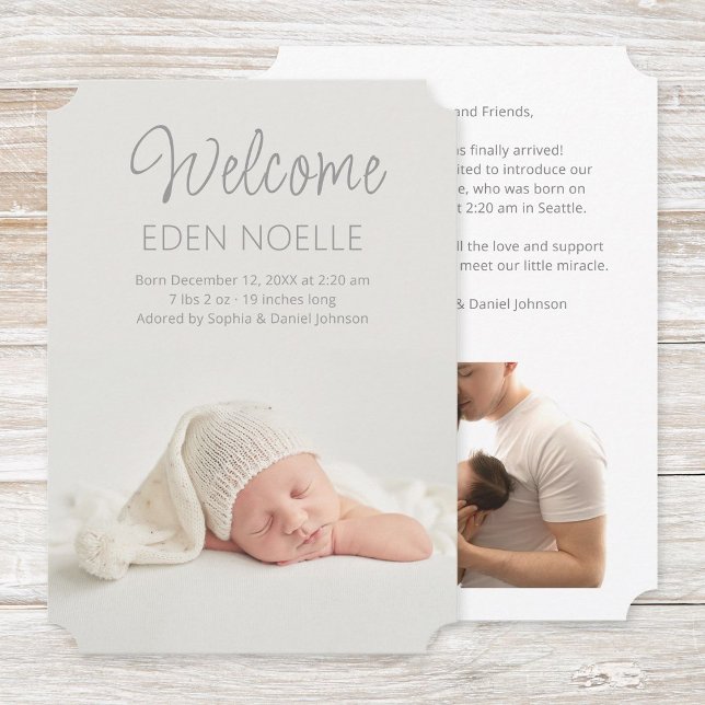 Modern Elegant-skriptmeddelande om foto-födelse Inbjudningar (Modern gray script Welcome 2 photo birth announcement flat card with shaped corners.)