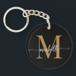 Modern Elegant Svart Guld Monogram Namn Skrift<br><div class="desc">Flickaktig Modern Elegant Stylish Svart och Guld Monogram Initial Namn Skript Anpassad Personlig Nyckelring. Denna design har ett förnamn i en snygg, handskriven typsnitt med svans (eller typografi) med monogram initialer i guld och vitt på svart. Dessa är lätta att anpassa. Jättefin stilfullt kvinnligt husvärmningspresent, även för födelsedag, mors dag,...</div>