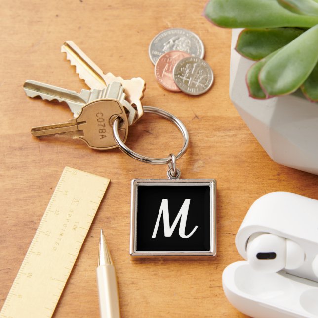 Modern Elegant Svart och Vitt Monogram Fyrkantig Silverfärgad Nyckelring (Skrivbord)