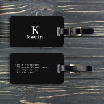 Modern elegant svartvit monogram namn snyggt bagagebricka<br><div class="desc">Man monogram och namn skapar sin egen bagagemärkemall i svart och vitt. Enkel att anpassa sig på båda sidor! Du kan ändra bakgrund och färg genom att markera alternativet Anpassa. Det kan vara en speciell gåva till en pojkvän, make, son, pappa, brudgumm, bäste man för en födelsedag, bröllop, jul eller...</div>