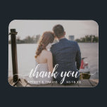 Modern Elegant Tack Photo Bröllop Magnet<br><div class="desc">Modern fotobröllopsmagnet med "tack" i ett typografiskt skript för elegant med dekorationer tillsammans med ditt namn och bröllop-datum i vitt över ditt favoritvågrät bild. De här anpassningsbarna gör bra bröllopsfavörer och är underbara för alla stil i bröllop.</div>