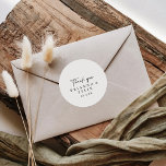Modern Elegant-Tackens bröllopsförmån Runt Klistermärke<br><div class="desc">Den här moderna eleganten tackar dig för att bröllopet föredrar ett klassiskt runt klistermärke är perfekt för ett rustiskt bröllop. Den enkla och elegant designen har skript av typen klassisk och finare i svartvitt. Gör etiketten egen genom att inkludera namn, händelsen (om tillämpligt) och datum. De här klistermärkena kan ge...</div>
