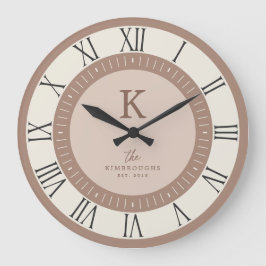 Modern Elegant Tan Krämfärg Monogram Familj Stor Klocka