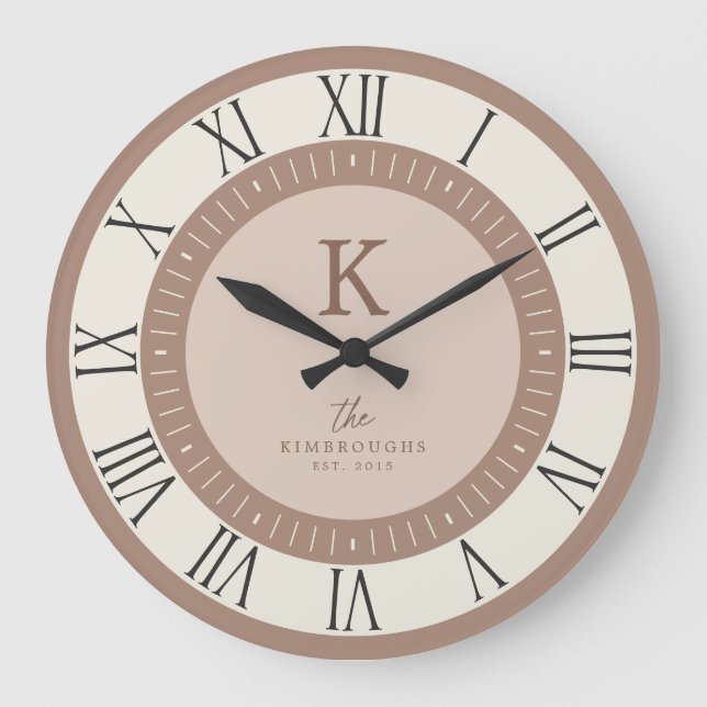 Modern Elegant Tan Krämfärg Monogram Familj Stor Klocka (Framsida)