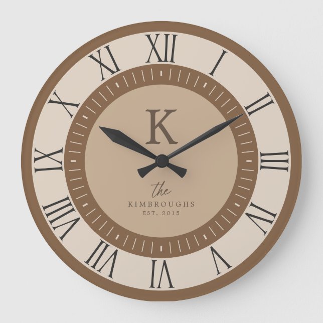 Modern Elegant Tan Mousse Brun Monogram Familj Stor Klocka (Framsida)