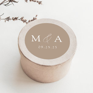 Modern Elegant Taupe Monogram Bröllop Runt Klistermärke