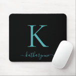 Modern Elegant Teal Aqua Monogram-skript svart Musmatta<br><div class="desc">Modern Elegant Teal Aqua Blue Monogram-skript på en svart chic-musmatta. Enkel att anpassa med din egen namn och information. Perfekt för din moderna minimalistiska men lyxiga livsstil! Kontakta oss på cedarandstring@gmail.com om du behöver hjälp med designen eller matchande produkter.</div>