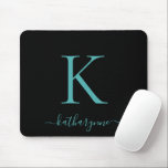 Modern Elegant Teal Aqua Monogram-skript svart Musmatta<br><div class="desc">Modern Elegant Teal Aqua Blue Monogram-skript på en svart chic-musmatta. Enkel att anpassa med din egen namn och information. Perfekt för din moderna minimalistiska men lyxiga livsstil! Kontakta oss på cedarandstring@gmail.com om du behöver hjälp med designen eller matchande produkter.</div>
