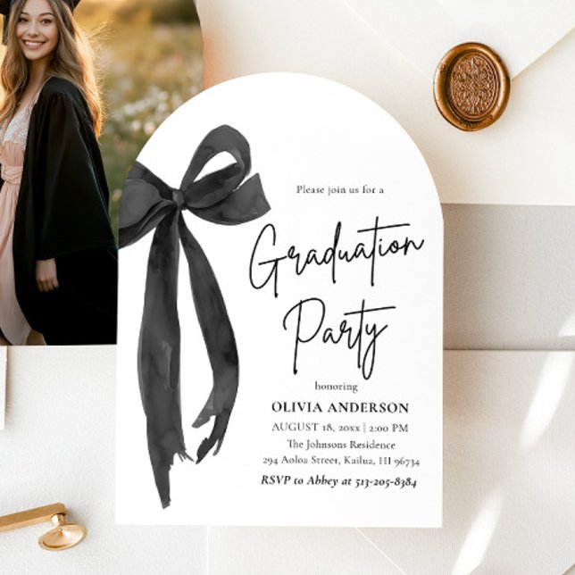 Modern Elegant Trendig Black Bow Studenten Arched Inbjudningar (Modern Elegant Trendy Black Bow Graduation Arched Invitation)