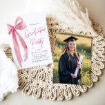 Modern Elegant Trendig Rosa Bow Photo Studenten Inbjudningar<br><div class="desc">Fira din stora dag i stil med vår moderna Elegant Rosa Bow Studenten inbjudan! 🎓 trendiget och chicen är utformade på ett känsligt 🎀 för rosa som skapar en sofistikerad och modern perfekt. Den eleganta, minimalistiska layouten tillför en aning klass och skapar det idealiskt för alla student som tittar att...</div>