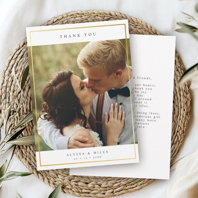 Modern Elegant Typografi Guld Bröllop Tack Kort (A wedding thank you card featuring a couple kissing outdoors. Text reads "Thank You" and names)