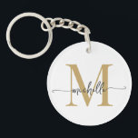 Modern Elegant Vit Guld Monogram Namn Skrift<br><div class="desc">Flickig Modern Elegant Stilfull Vit och Guld Monogram Initial Namn Skript Anpassad Personlig Nyckelring. Denna design har ett förnamn i en snygg, handskriven typsnitt med svans (eller typografi) med monogram initialer i guld och svart på vit bakgrund. Dessa är lätta att anpassa. Stor stilfullt feminint husvärmegåva, även för födelsedag, mors...</div>