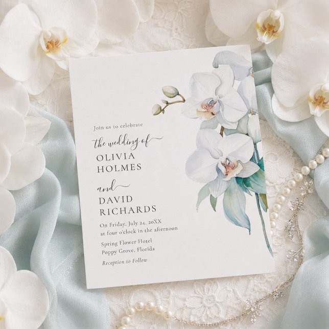 Modern Elegant Vit Orkidé Bröllopsinbjudan Inbjudningar (Modern Elegant White Orchid Wedding Invite on a table with wedding decor and orhcids)