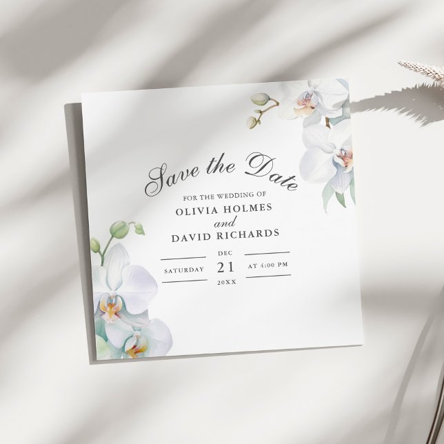 Modern Elegant Vit Orkidé Spara Datum Kort (Modern Elegant White Orchid Save the Date Card on a sunny white table.)
