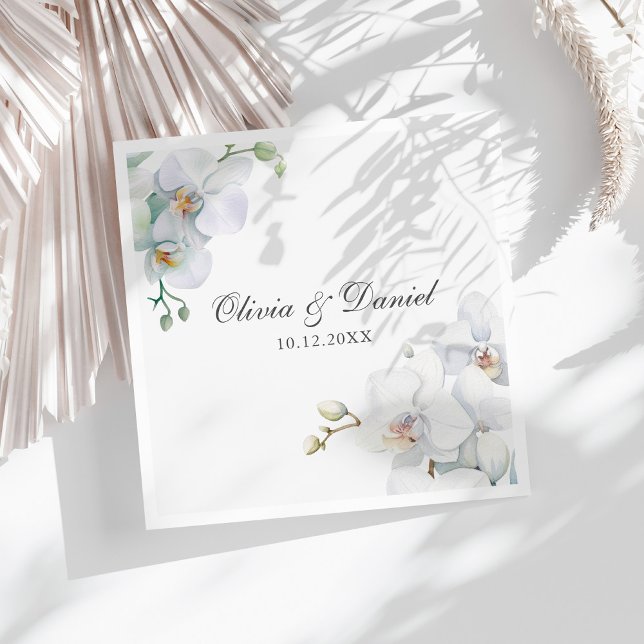 Modern Elegant White Orchid Bröllop Pappersservett (Modern Elegant White Orchid Wedding Paper Dinner Napkins on a sunny white table.)