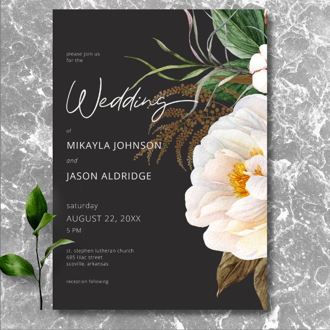 Modern Elegant White Peonies on Black Bröllop Inbjudningar (Modern Elegant White Peonies on Black Wedding Invitation)