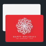 Modern Elegant White Snö-flagga på Red Julkort<br><div class="desc">Utformningen består av ett modernt vitt snö på röd bakgrund med en Julhälsningar i serif-typografi. Lägg till familj namn och år. Finns här: http://www.zazzle.com/store/selectpartysupplies</div>