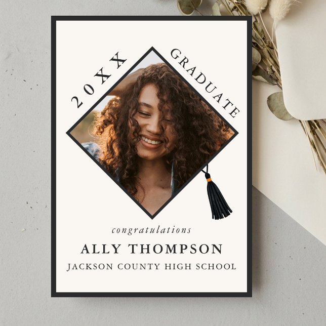 Modern Elfenbensfärgad Examen Keps Fotomeddelande Inbjudningar (Modern Ivory Graduation Cap Photo Announcement)