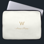 Modern Elfenbensguld Script Monogram Laptop Fodral<br><div class="desc">En modern,  elegant monogramdesign med guld handskriven minimalistisk script typografi och sans serif block typografi på en elegant blek pastell Elfenbensbakgrund. Monogrammet och namnet kan enkelt anpassas.</div>