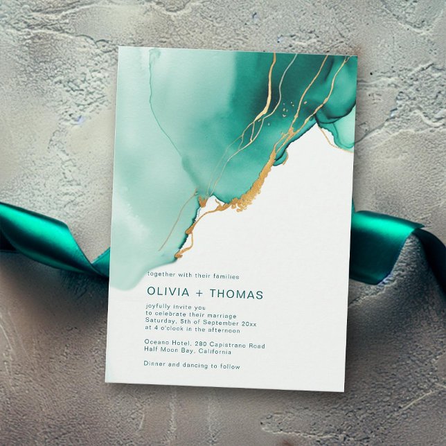Modern Emerald Grönt Guld Vågar Beach Wedding Inbjudningar (modern emerald green wedding invitation gold ocean beach waves romantic elegant bohemian typography)