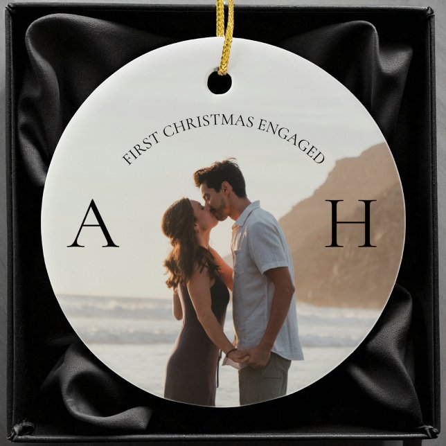 Modern Engagement 2 Photo First Christmas Engaged Julgransprydnad Keramik (Modern Engagement 2 Photo First Christmas Engaged Ceramic Ornament)