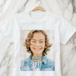 Modern enkel Anpassningsbar Foto Birthday Hälsning T Shirt<br><div class="desc">Utformningen är modern och enkel. Lägg till ett foto av anpassningsbarna på födelsedagstjuvret och lägg till namn,  lägg till ett anpassningsbar-meddelande</div>