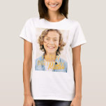 Modern enkel Anpassningsbar Foto Birthday Hälsning T Shirt<br><div class="desc">Utformningen är modern och enkel. Lägg till ett foto av anpassningsbarna på födelsedagstjuvret och lägg till namn,  lägg till ett anpassningsbar-meddelande</div>