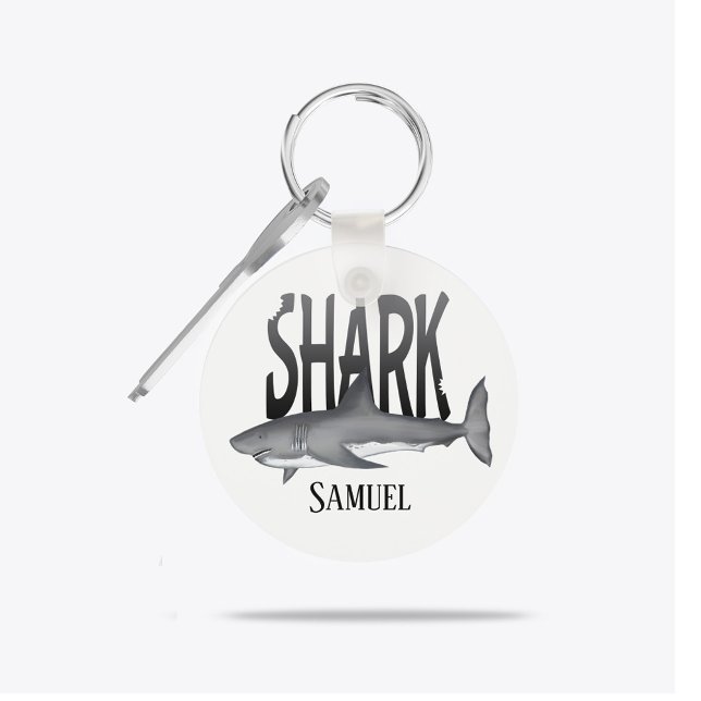 Modern enkel Bita av havshaj, typografi Nyckelring (Modern ocean shark bite typography keychain with fun coastal beach style design.)