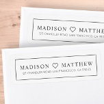 Modern enkel Chic Heart-Returadress Returadress Etikett<br><div class="desc">Sammansatt av enkelt rakt fodrad ramar med serif-typografi med en söt hjärtikon. Dessa inslag är enkla,  moderna,  lekfulla och lätta. Detta är designat av White Papper Birch Co. exklusiv för Zazzle. Finns här: http://www.zazzle.com/whitepaperbirch</div>