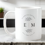 Modern Enkel Chic, Monogram för Chic i Eleganten b Kaffemugg<br><div class="desc">Sammansatt av enkelt rakt infogat ramar med klassisk kursiv stil och serif-typografi. Dessa inslag är enkla,  tidlösa och klassiska.. Detta är designat av White Papper Birch Co. exklusiv för Zazzle. Finns här: http://www.zazzle.com/store/whitepaperbirch</div>